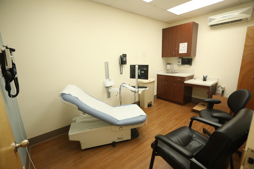 More Photos Of 211-20 Union Tpke, Oakland Gardens General Retail For Lease