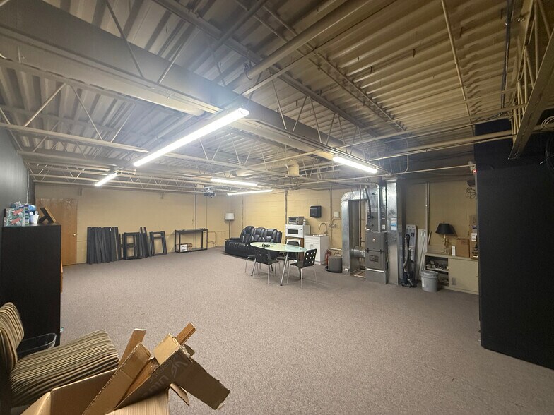 More Photos Of 141-161 Covington Dr, Bloomingdale Light Manufacturing For Lease