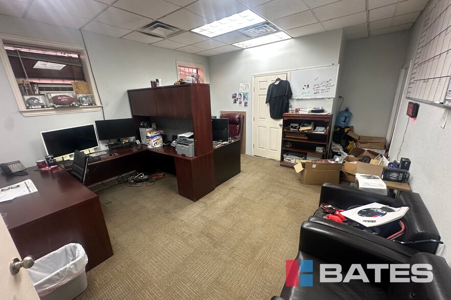 More Photos Of 10709 Goodnight Ln, Dallas Distribution For Lease