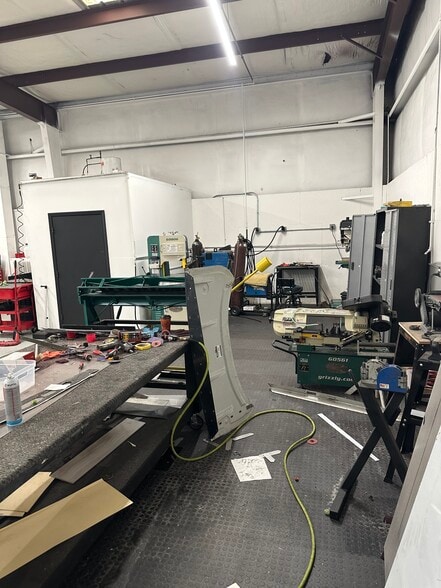 More Photos Of 1046 Gateway Dr, Mooresville Auto Repair For Lease