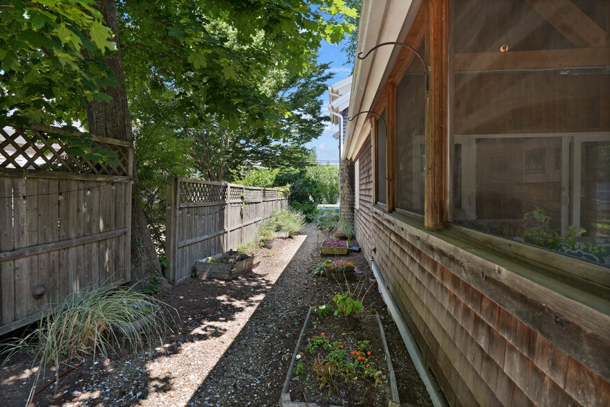 More Photos Of 218 Upper Main St, Edgartown Flex For Sale