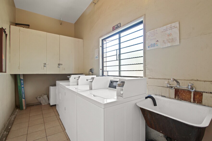 More Photos Of 1118 S Fairfax Ave, Los Angeles Apartments For Sale