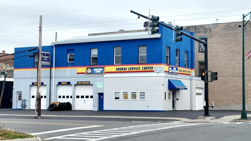 Primary Photo Of 142 Lenox Ave, Oneida Auto Repair For Sale