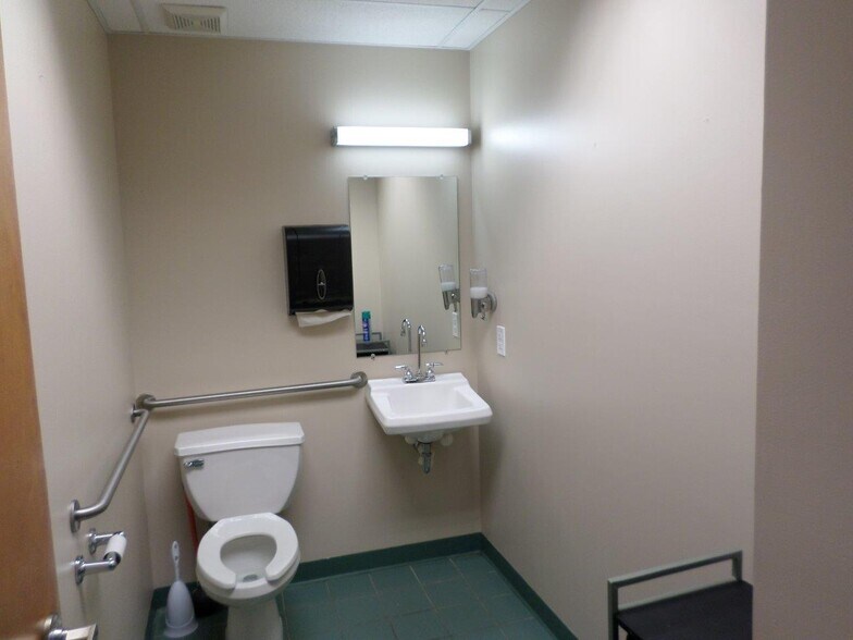 More Photos Of 1140-1141 Quincy Ave, Dunmore Medical For Lease