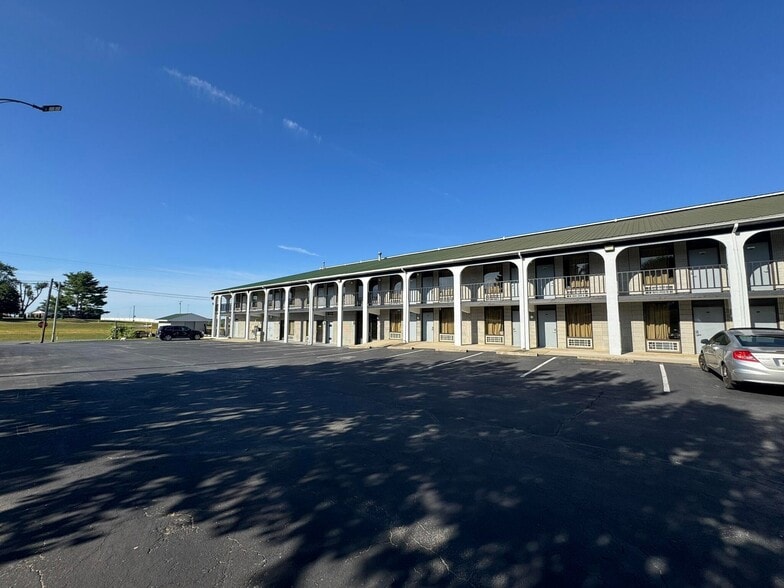 More Photos Of 990 Maple St, Russell Springs Hotel For Sale