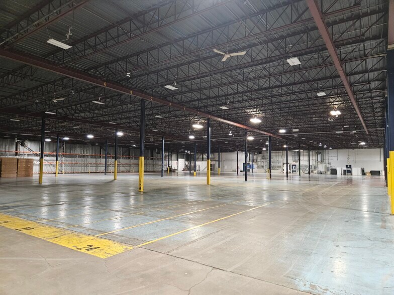 More Photos Of 7875 Rte Transcanadienne, Montréal Warehouse For Lease