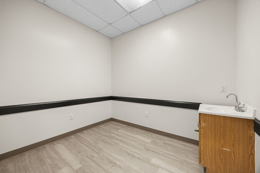 More Photos Of 8777 S Gessner Dr, Houston Freestanding For Lease