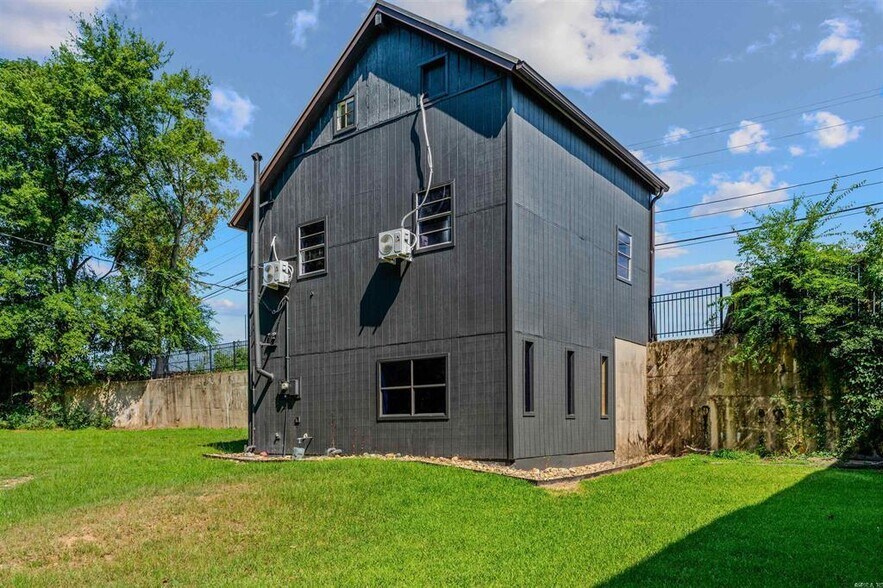 More Photos Of 17940 I 30, Benton Office For Sale