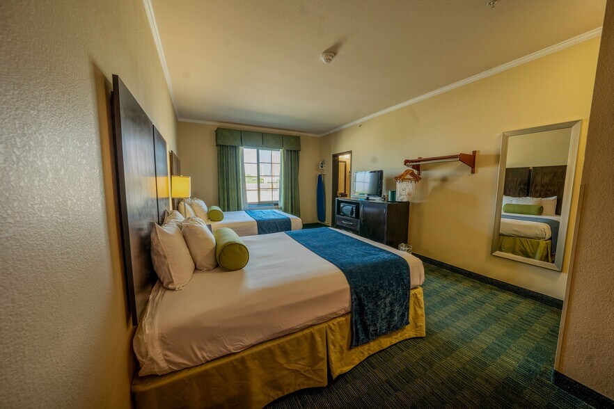 More Photos Of 1306 E Commerce St, San Antonio Hotel For Sale