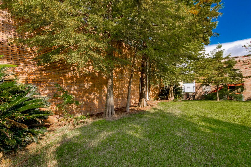 More Photos Of 1952 North St, Baton Rouge Storefront For Lease