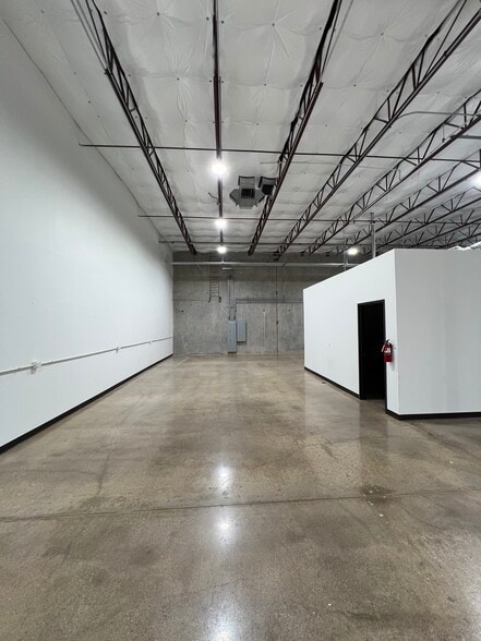 More Photos Of 10939 Shady Trl, Dallas Distribution For Lease