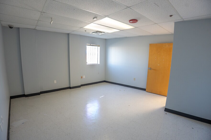 More Photos Of 2140 W Washington St, Orlando Distribution For Sale