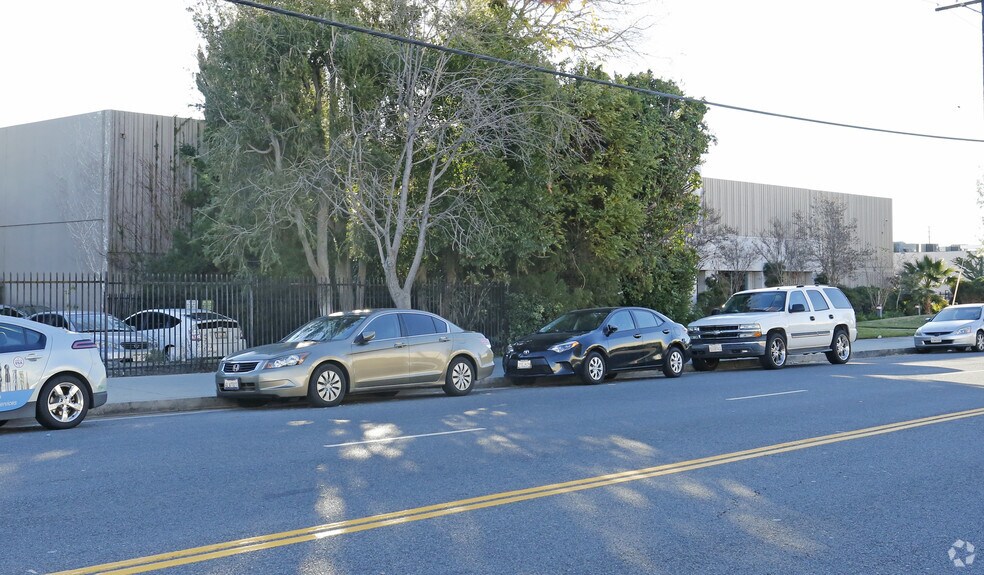 More Photos Of 8966 Mason Ave, Chatsworth Manufacturing For Lease