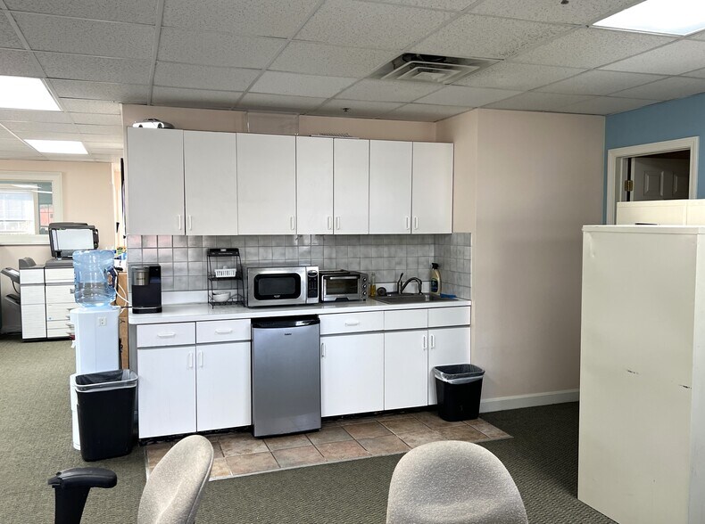 More Photos Of 10 Cedar St, Woburn Office For Sale