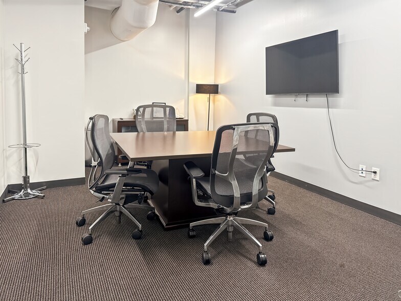 More Photos Of 2100 West Loop South, Houston Coworking Space