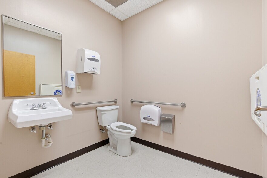 More Photos Of 1612 N Osteopathy, Kirksville Office For Sale