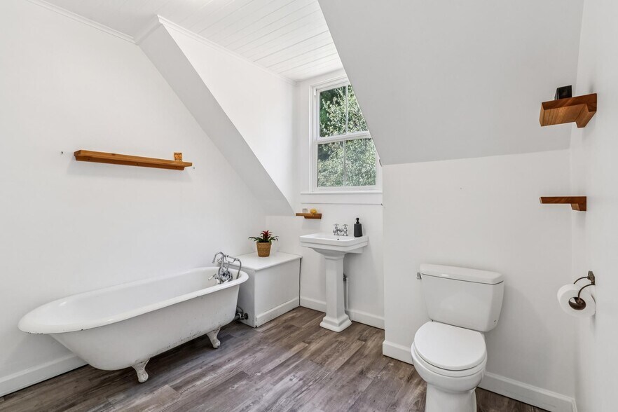 More Photos Of 11 Wharf Rd, Bolinas General Retail For Sale