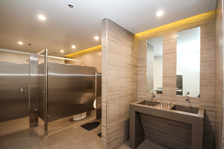 More Photos Of 9350 Wilshire Blvd, Beverly Hills Office For Lease