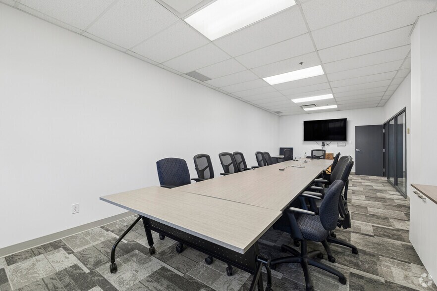 More Photos Of 1400 Av St-Jean-Baptiste, Québec Flex For Lease