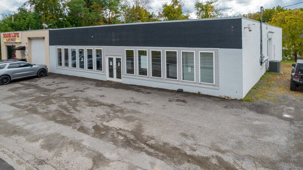 More Photos Of 422 E Main St, Kingwood Storefront For Lease