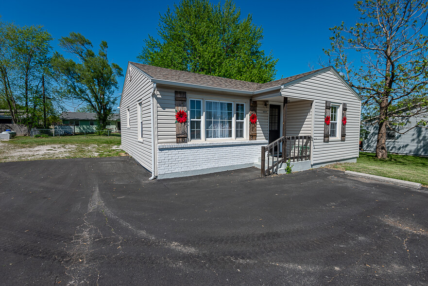 Primary Photo Of 1409 W Broadway St, Bolivar Office Residential For Sale