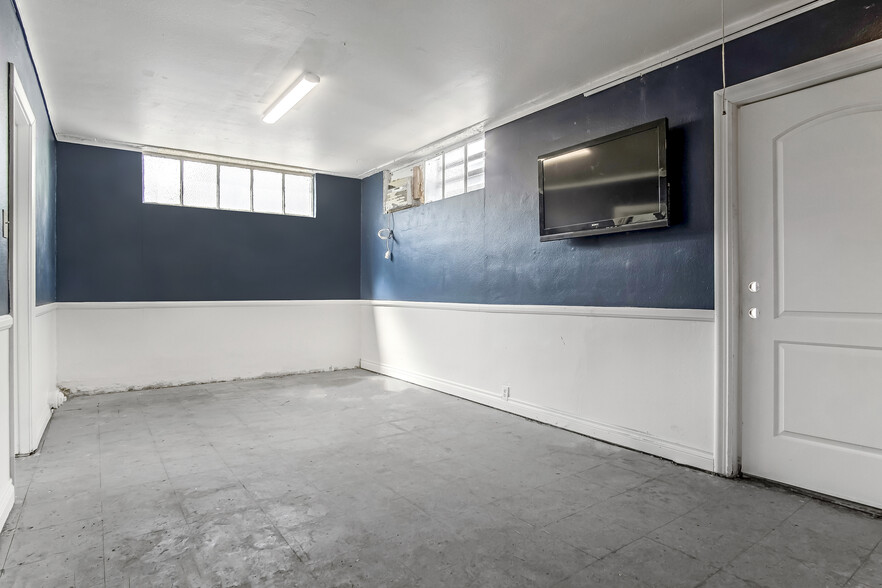 More Photos Of 14117-14123 Bessemer St, Van Nuys Warehouse For Lease