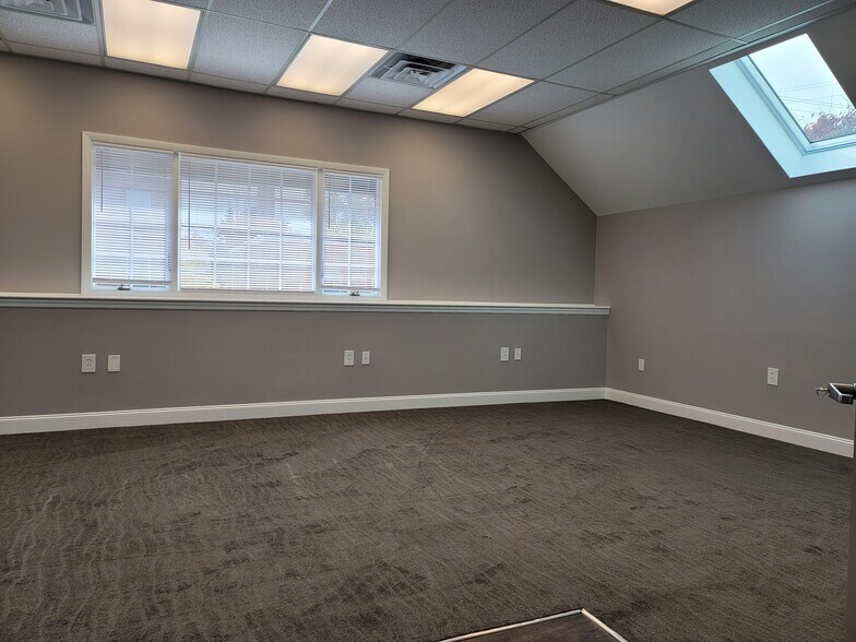 More Photos Of 15000 Madison Ave, Lakewood Office Residential For Lease