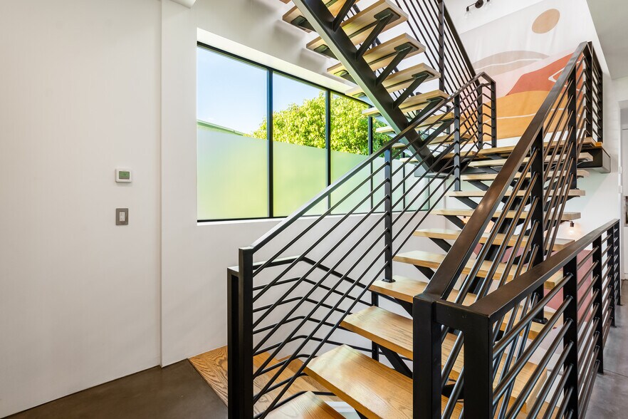 More Photos Of 2478 Penmar Ave, Venice Dormitory For Sale