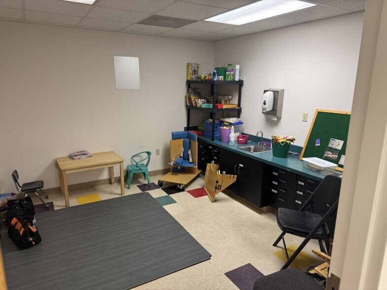 More Photos Of 2097 Highway 65 S, Clinton Storefront For Sale