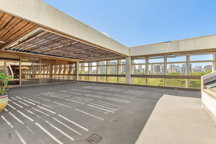 More Photos Of 614 Kapahulu Ave, Honolulu Office For Sale