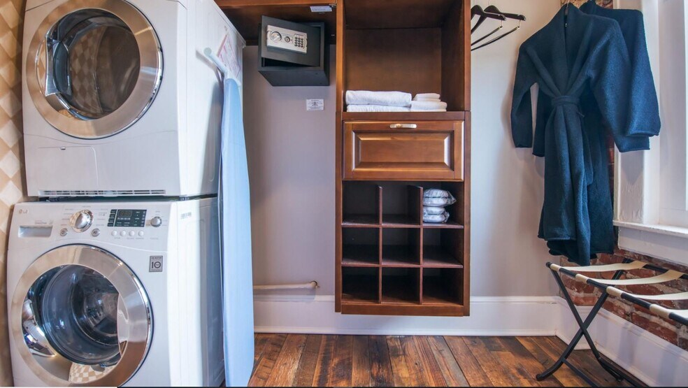 More Photos Of 36 Broadway St, Asheville Hotel For Sale