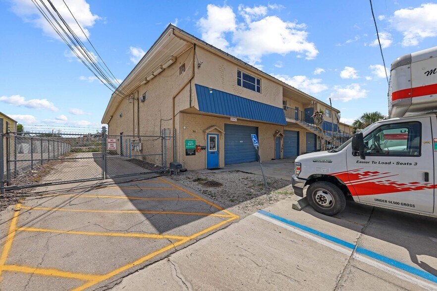 More Photos Of 5800 Houchin St, Naples Self Storage For Lease