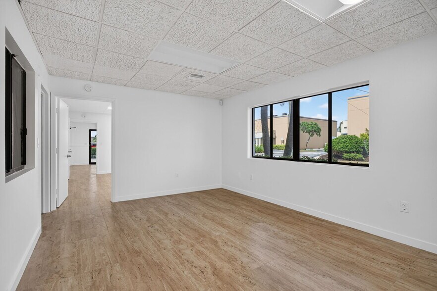More Photos Of 4700-4712 NE 11th Ave, Oakland Park Warehouse For Lease