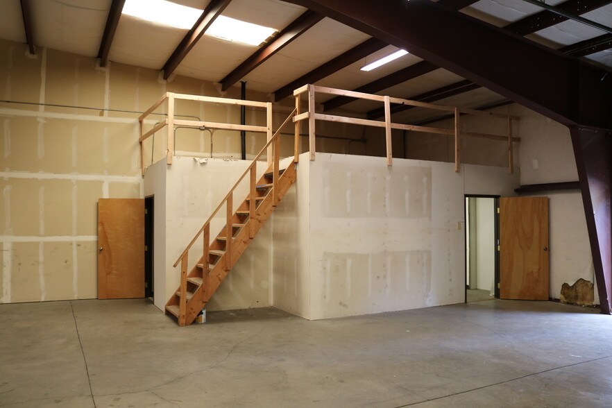 More Photos Of 45 SE Bridgeford Blvd, Bend Warehouse For Lease