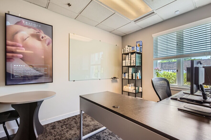 More Photos Of 271-285 E Helen Rd, Palatine Light Distribution For Sale