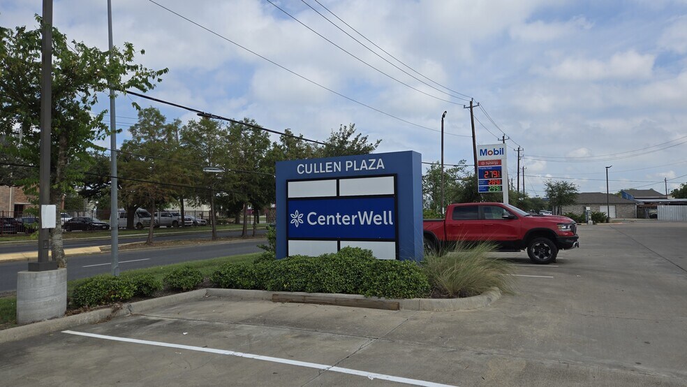 More Photos Of 9609 Cullen Blvd, Houston General Retail For Lease