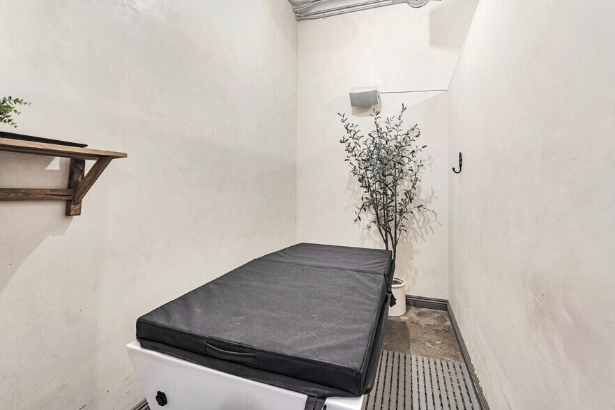 More Photos Of 24363 Main St, Santa Clarita Freestanding For Sale