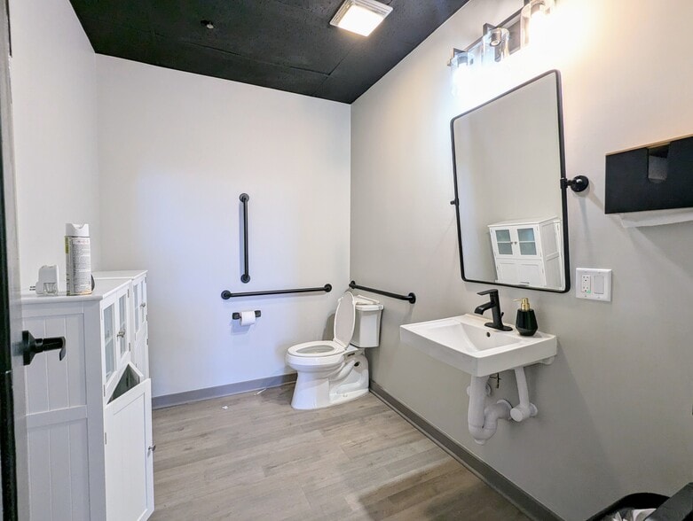 More Photos Of 1100 Locust St, Saint Louis Storefront Retail Office For Lease