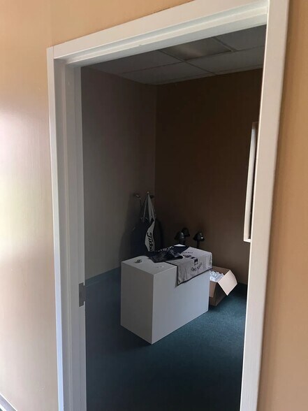 More Photos Of 1785 Grassland Pky, Alpharetta Showroom For Lease