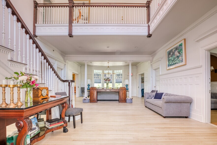 More Photos Of 2 Kemble St, Lenox Hotel For Sale