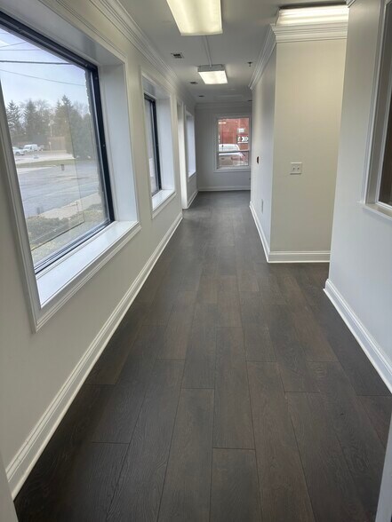 More Photos Of 419 W Washington Ave, Lake Bluff Flex For Lease