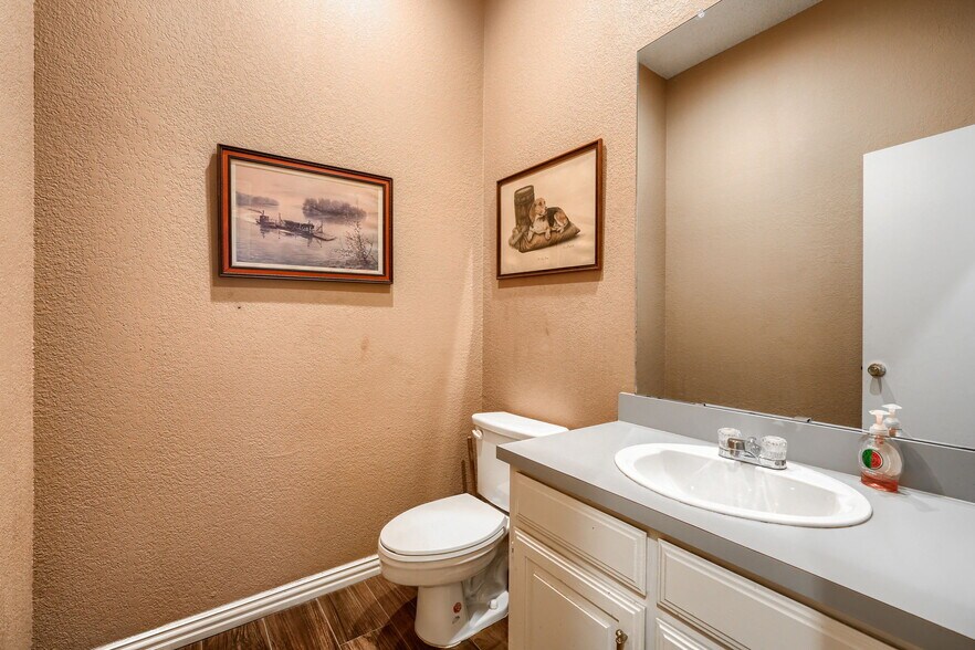 More Photos Of 6812 Avenue K, Plano Flex For Lease