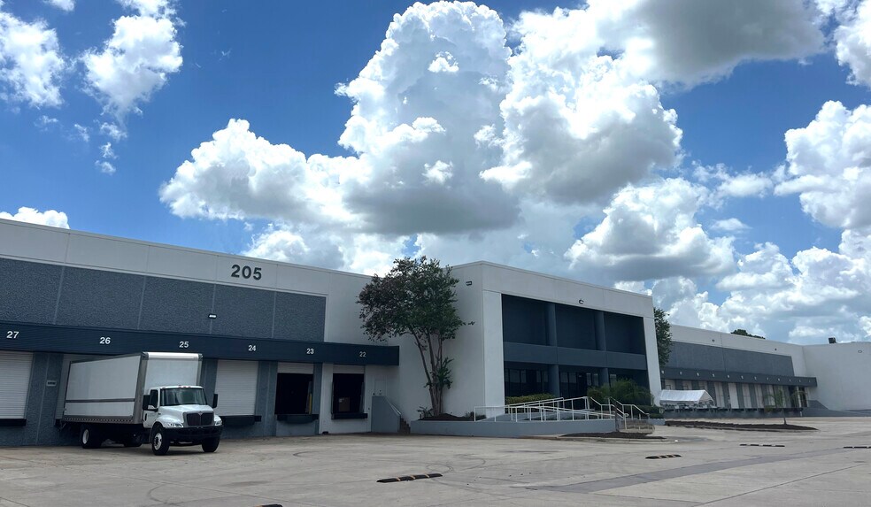 More Photos Of 121 Kelsey Ln, Tampa Unknown For Lease