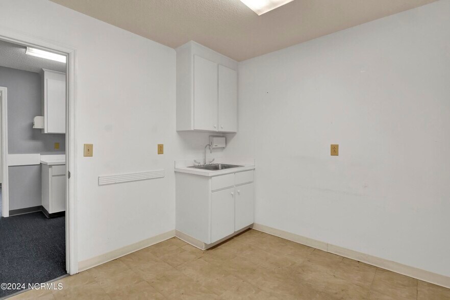 More Photos Of 333 Jefferson St, Whiteville Office For Sale