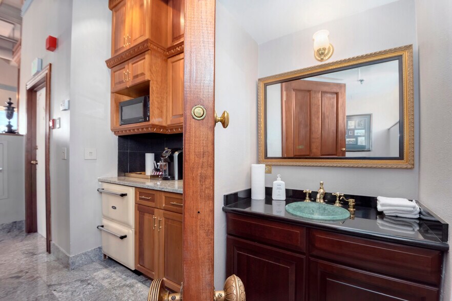 More Photos Of 1601 Arapahoe St, Denver Office For Sale