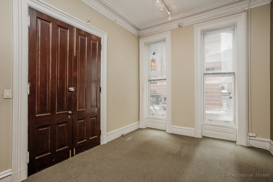 More Photos Of 16 W Ontario St, Chicago Storefront Retail Office For Lease