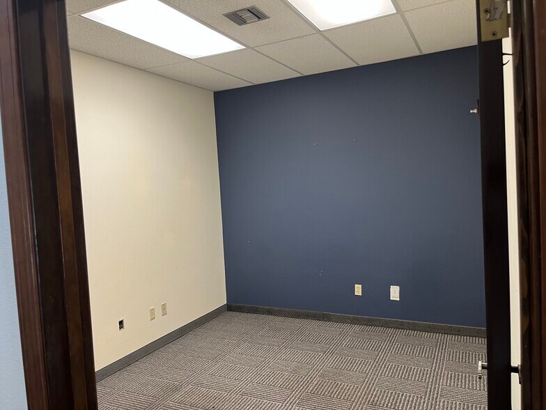 More Photos Of 100 N Morain St, Kennewick General Retail For Lease