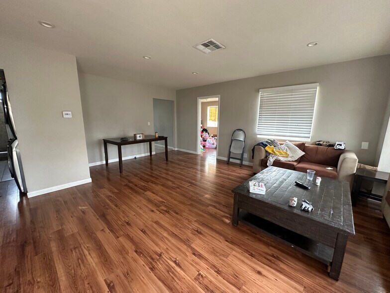 More Photos Of 12422 Bromwich St, Pacoima Land For Lease