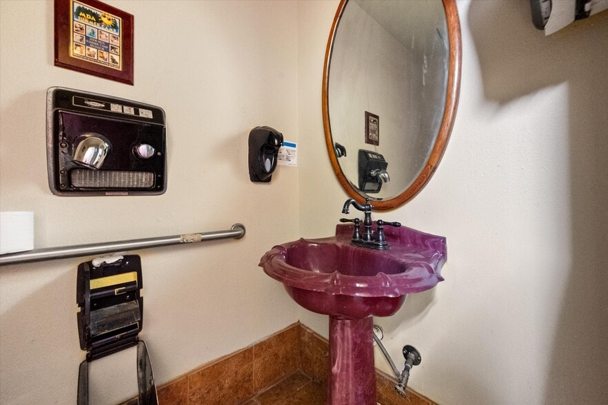 More Photos Of 107 S Beaton St, Corsicana Storefront For Sale