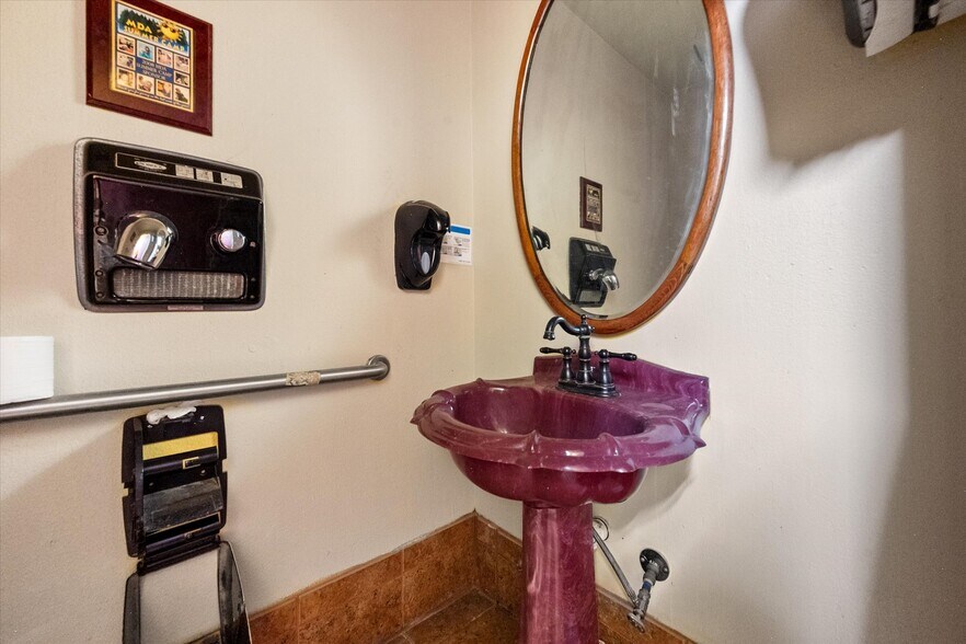 More Photos Of 107 S Beaton St, Corsicana Storefront For Sale